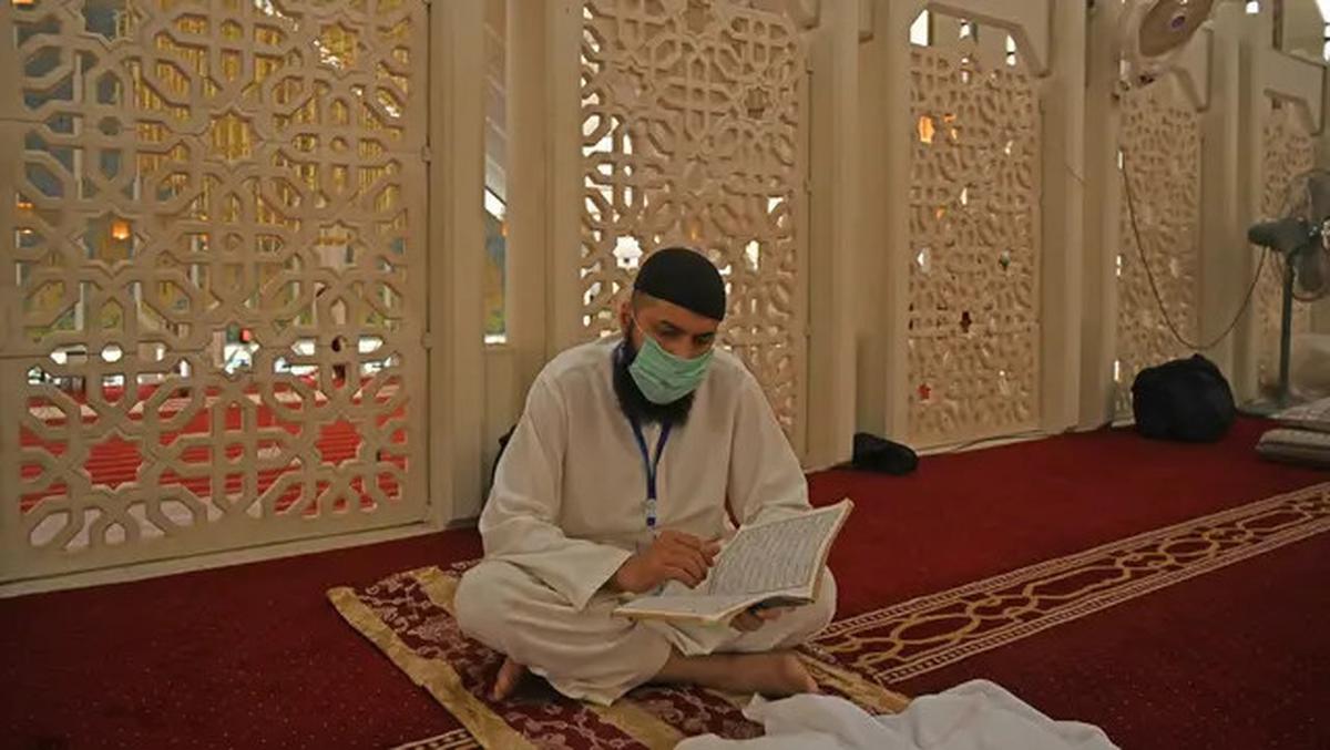 Bolehkah I'tikaf Dilakukan di Luar Masjid? Jawaban Ustadz Adi Hidayat