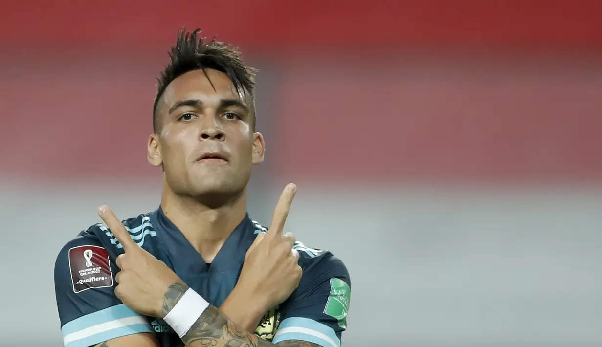 Penyerang Argentina, Lautaro Martinez berselebrasi usai mencetak gol ke gawang Peru pada pertandingan kualifikasi Piala Dunia 2022 di Lima, Peru, Selasa (17/11/2020). Argentina menang 2-0 atas Peru. (Daniel Apuy, Pool via AP)