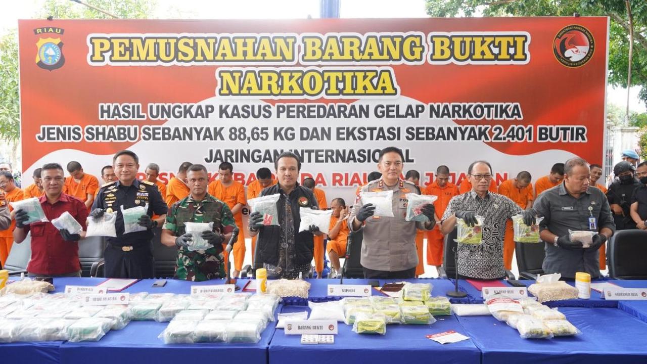 Iqbal menegaskan tidak ada lagi daerah sebutan kampung narkoba di Riau. Dia memerintahkan anak buahnya agar menghabisi semua pengedar dan bandar narkoba di Riau.<br>