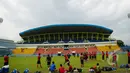 Suasana latihan tim Mitra kukar jelang lawan persipura di SCM Cup 2015, Stadion Gajayana, Malang, Senin (19/1/2014). (Liputan6.com/Faizal Fanani)