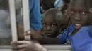 Sejumlah anak Sudan Selatan berada di dalam bus yang akan membawa mereka ke pusat transit pengungsi di Kuluba, Uganda utara, Kamis (8/6). (AP Photo / Ben Curtis)