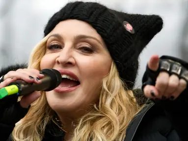 Aktris Madonna berpidato diatas panggung saat mengikuti Women's March di Washington, AS (21/1). Aksi Woman’s March adalah aksi protes yang menolak Trump karena kebencian dan rasisme yang selama ini sering dilayangkan. (AP Photo/Jose Luis Magana)