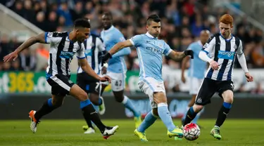 Penyerang Manchester City, Sergio Aguero (kedua kanan) berusaha membawa bola melewati dua pemain Newcastle United pada lanjutan liga Inggris di St James 'Park (20/4). Newcastle bermain imbang lawan City dengan skor 1-1. (Reuters/Andrew Yates)