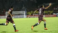 Pemain PSM, Rizky Pellu, merayakan golnya ke gawang Mitra Kukar di Stadion Andi Mattalatta Mattoangin, Makassar, Minggu (6/8/2018).
