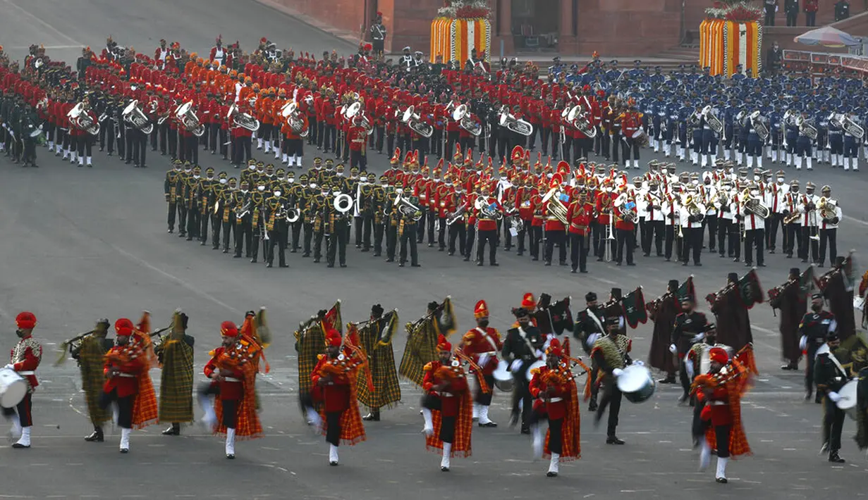 Band-band militer India tampil selama upacara Beating Retreat di Raisina Hills, pusat kekuasaan pemerintah, New Delhi, India, Jumat (29/1/2021). Upacara tersebut menandai akhir dari perayaan Hari Republik tahunan. (AP Photo/Manish Swarup)