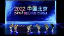 Para aktor tampil saat upacara pembukaan Olimpiade Musim Dingin 2022 di Stadion Olimpiade, Beijing, China, Jumat (4/2/2022). (AP Photo/David J. Phillip)