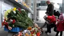 Keluarga dan kerabat korban meletakkan karangan bunga di depan Bandara Internasional St. Petersburg di Rusia, Minggu (1/11) Pesawat membawa 224 penumpang jatuh ke daerah pegunungan Sinai setelah kehilangan kontak radar. (AFP PHOTO/OLGA MALTSEVA)