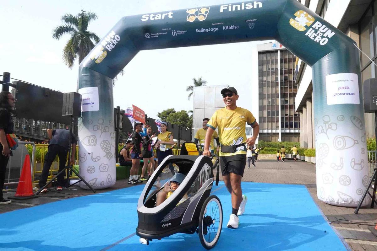 FOTO: Run To Hero Meriahkan CFD Jakarta, Ajak Ayah Lebih Terlibat dalam Pengasuhan