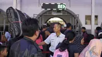 H-1 Lebaran, Stasiun Pasar Senen Masih Dipadati Pemudik
