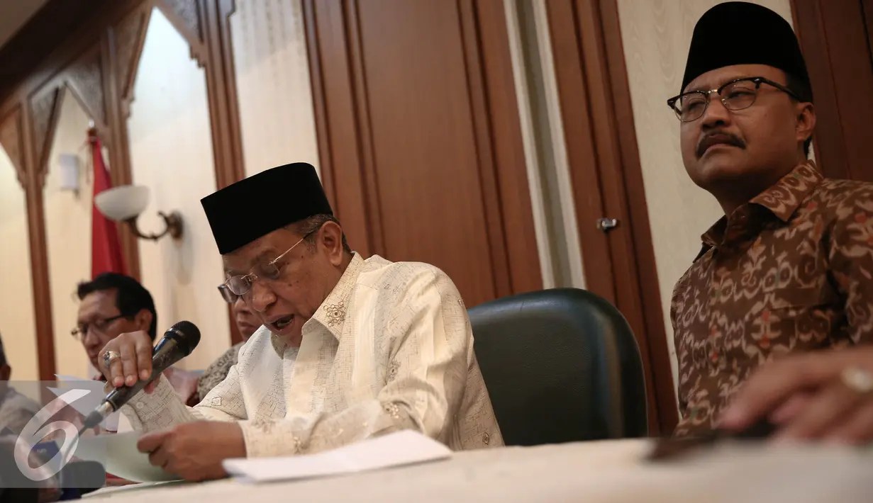 Ketua Umum PBNU KH Said Aqil Siradj (kedua kanan) saat konferensi pers di Gedung PBNU, Jakarta, Senin (30/5). PBNU menyambut positif penetapan 1 Juni sebagai Hari Lahir Pancasila oleh Pemerintah. (Liputan6.com/Faizal Fanani)