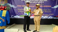 Plt Gubernur DKI Jakarta beri Penghargaan polisi penyelamat sandera di angkot (Liputan6.com/Rezki Apriliya Iskandar)