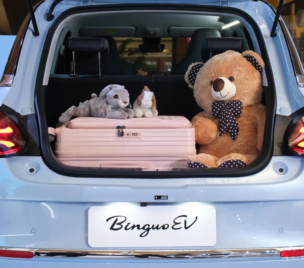 Lapang di dalam (kabin), desain luar (eksterior) BinguoEV juga tak kalah menarik. Desain eksteriornya klasik-modern, seperti mobil asal Italia yang punya desain cantik. Enak dilihat dari segala sisi, berkat timeless body curve (melengkung).<br>