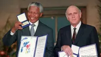 Nelson Mandela (kiri) bersama dengan FW de Klerk (kanan), mantan presiden kulit putih Afrika Selatan. (AP)