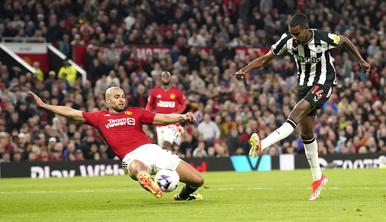 Gelandang Manchester United, Sofyan Amrabat (kiri) berusaha memblok bola tendangan striker Newcastle United, Alexander Isak pada laga tunda pekan ke-34 Liga Inggris 2023/2024 di Old Trafford Stadium, Manchester, Rabu (15/5/2024). (AP Photo/Dave Thompson)