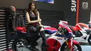 SPG duduk di sepeda motor Honda selama pameran Pameran Indonesia Motorcycle Show (IMOS) 2018 di JCC, Jakarta, Kamis (1/10). IMOS 2018  berlangsung pada 31 Oktober-4 November 2018. (Liputan6.com/Angga Yuniar)