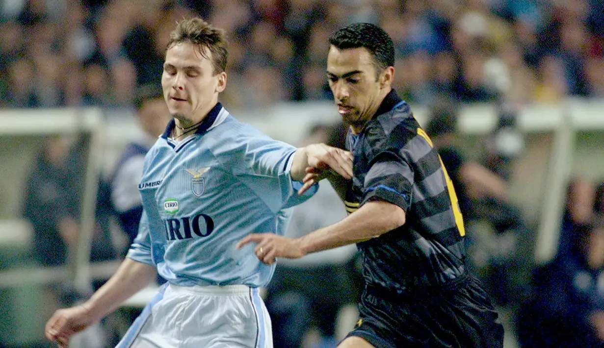 2. Pavel Nedved - Gelandang tangguh asal Ceko ini merupakan motor serangan Lazio. Pavel Nedved berhasil mengantakan Lazio meraih Scudetto pada musim 1999-2000. (AFP/Thomas Coex)