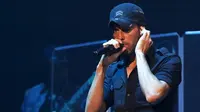 Enrique Iglesias saat tampil dalam Calibash Las Vegas, di T-Mobile Arena, Las Vegas, Nevada (26/1/2019). (AFP/Steve Marcus)