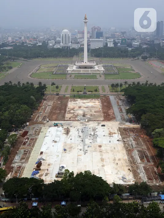 Aktivitas pengerjaan proyek revitalisasi Taman Sisi Selatan Monumen Nasional dilihat dari ketinggian, Jakarta, Minggu (19/1/2020). Proses revitalisasi dimulai dengan penebangan ratusan pohon di taman selatan Monas dan menjadikan kawasan tersebut terlihat gersang. (Liputan6.com/Helmi Fithriansyah)