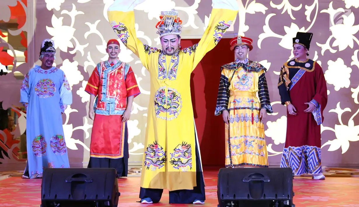 Busana khas Tionghoa rancangan desainer Anne Avantie dalam peragaan bertajuk Pecinan Jaman Now di Mal Taman Anggrek, Jakarta, Jumat (9/2). Sejumlah model profesional dan publik figur ibu kota turut memeriahkan acara ini. (Liputan6.com/Immanuel Antonius)