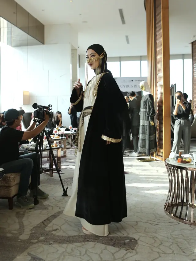 Tampilan Elegan Puteri Indonesia dalam Balutan Busana Muslim Bernuansa Mesir Kuno dari Ellaya