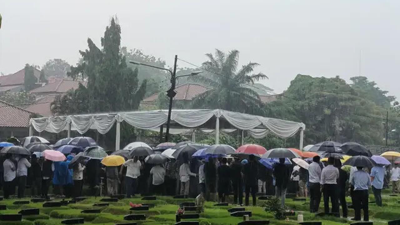 Pemakaman Jenazah Suami Najwa Shihab Diiringi Hujan, Quraish Shihab: Ini Tanda Rahmat Tuhan