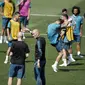 Pelatih Real Madrid, Zinedine Zidane, memimpin sesi latihan jelang laga final Liga Champions di Madrid, Selasa (22/5/2018). Real Madrid akan berhadapan dengan Liverpool. (AFP/Gabriel Bouys)