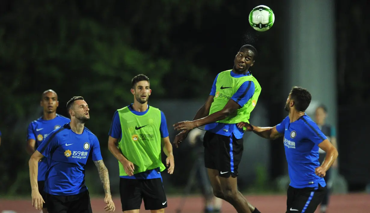 Gelandang Inter Milan, Geoffrey Kondogbia, menyundul bola saat mengikuti sesi latihan di Nanjing, China, Minggu, (23/7/2017). Inter Milan akan menghadapi Olympique Lyon pada laga turnamen pramusim ICC 2017. (AFP/STR)