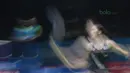 Kecepatan Ratchanok Intanon mengembalikan kok saat melawan Gregoria Mariska pada babak kedua tunggal putri Indonesia Open 2018 di Istora Senayan, Jakarta, (5/6/2018). Ratchanok Intanon menang 21-11 17-21 21-14. (Bola.com/Nick Hanoatubun)