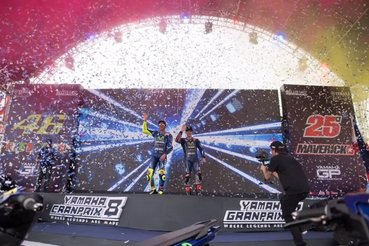 Valentino Rossi (kiri) dan Maverick Vinales.