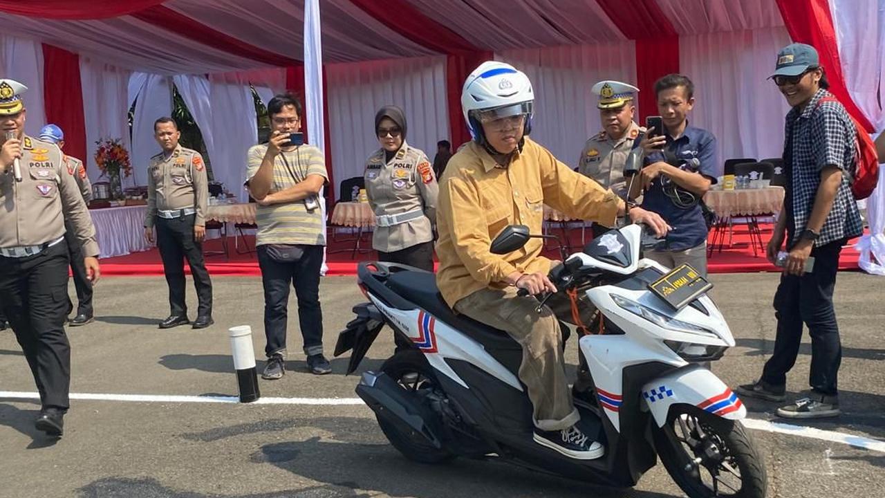 Masyarakat berkesempatan menjajal lintasan baru ujian SIM tersebut.