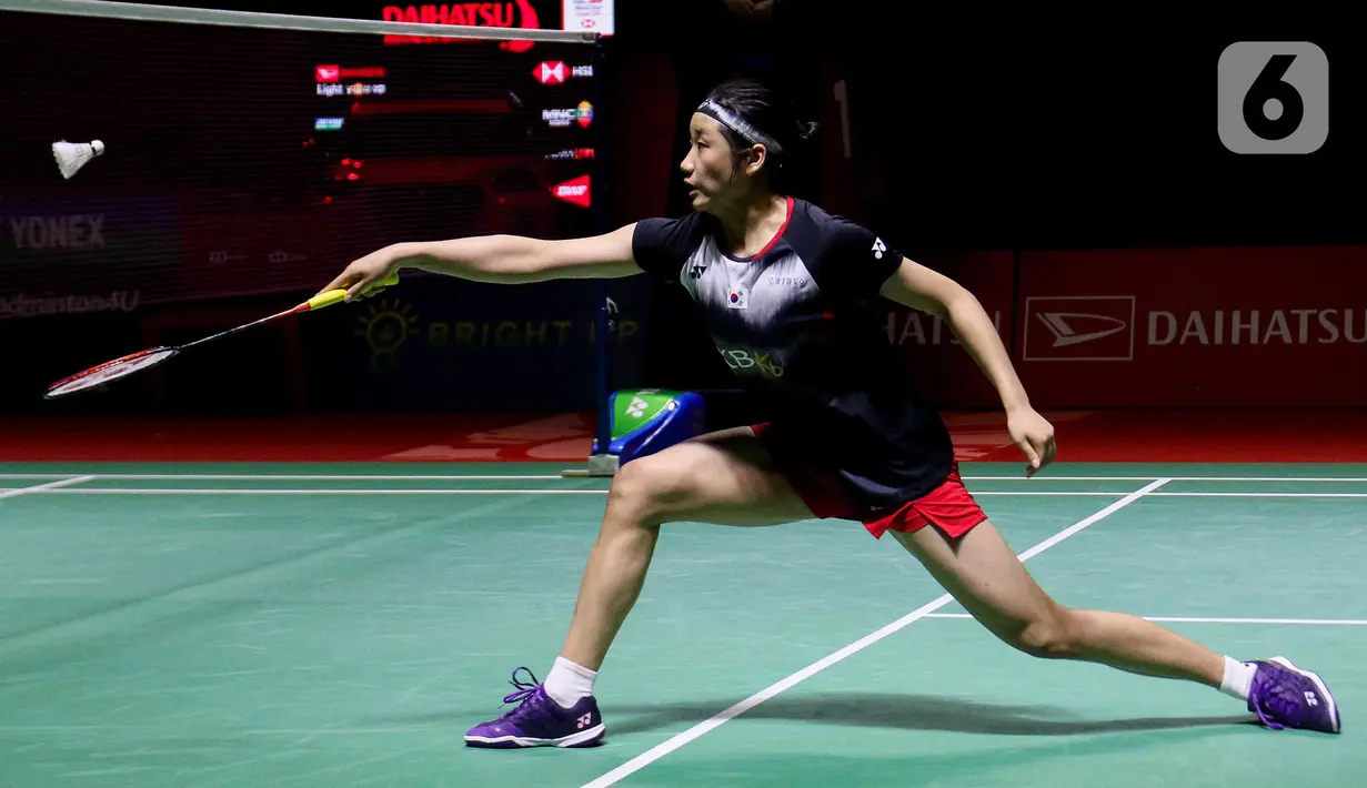 Pebulu tangkis tunggal putri Korea Selatan, An Se Young mengembalikan kok ke arah Carolina Marin dari Spanyol pada laga final Indonesia Masters 2023 di Istora Senayan, Jakarta, Minggu (29/1/2023). An Se Young berhasil menjadi juara di nomor tunggal putri Indonesia Masters 2023 usai mengalahkan Carolina Marin di final dengan skor 18-21, 21-18, dan 21-13. (Liputan6.com/Herman Zakharia)