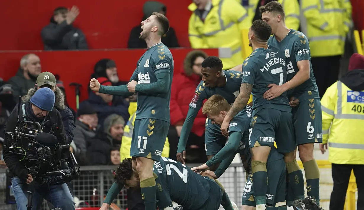 Pemain Middlesbrough merayakan gol yang dicetak Matt Crooks ke gawang Manchester United pada putaran keempat Piala FA 2021/2022 di stadion Old Trafford di Manchester, Inggris, Sabtu (5/2/2022). MU kalah lewat adu penalti 7-8 dari Middlesbrough. (AP Photo/Jon Super)