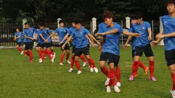 Jelang berlaga di kualifikasi Grup H Piala Asia 2016, timnas Korea Selatan U-23 melakukan latihan perdana di Lapangan C Senayan, Jakarta, (21/3/2015). Tampak, pemain timnas Korsel U-23 saat melakukan pemanasan. (Liputan6.com/Helmi Fithriansyah)