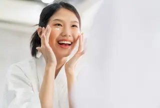 Jika Sahabat Fimela pernah merasa kulit tetap kering meski sudah menggunakan pelembap, mungkin yang selama ini kurang dari rutinitas skincare-mu adalah teknik hydration layering. [Dok/Freepik.com/Lifestylememory].