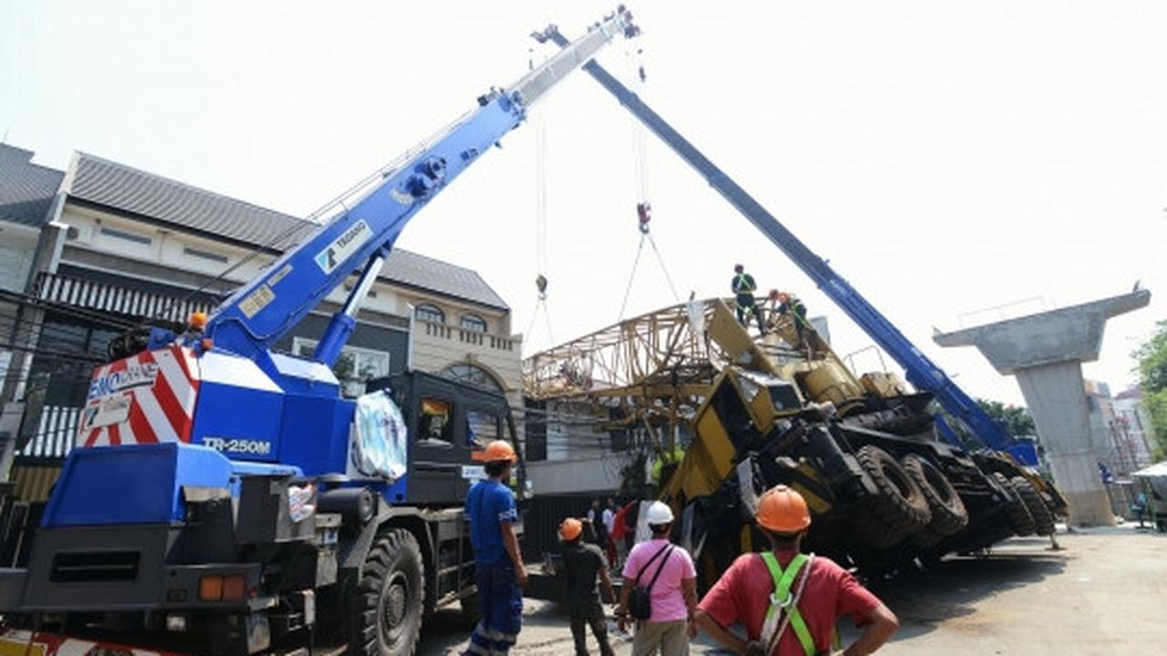 Proses evakuasi crane timpa rumah di Kebayoran Baru