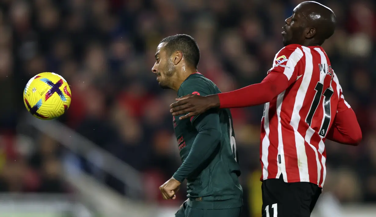 Gelandang Liverpool, Thiago berebut bola dengan pemain Brentford, Yoane Wissa pada pertandingan lanjutan Liga Inggris di di Gtech Community Stadium di London, Selasa (3/1/2023). Brentford menang atas Liverpool dengan skor 3-1. (AP Photo/Ian Walton)