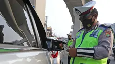 Polisi memeriksa surat kendaraan di kawasan Fatmawati, Jakarta, Senin (10/8/2020). Ditlantas Polda Metro Jaya kembali menerapkan sanksi tilang terhadap kendaraan roda empat yang melanggar peraturan ganjil genap di masa Pembatasan Sosial Berskala Besar (PSBB) transisi. (Liputan6.com/Herman Zakharia)