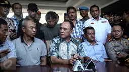 Kapolda Metro Jaya Irjen M Iriawan menggelar keterangan pers penangkapan Ius Pane, di Bandara Halim Perdanakusuma, Minggu (1/1). Menurut Kapolda, Ius Pane ditangkap saat turun dari bus antar lintas Sumatera (ALS) di Medan. (Liputan6.com/Faizal Fanani)