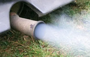 Bau Knalpot Mobil Menyengat? Bisa Jadi Ada Masalah Mesin