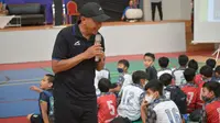 Pelatih Rans Nusantara FC Rahmad Darmawan memberikan pelatihan kepada anak sekolah (Ist)