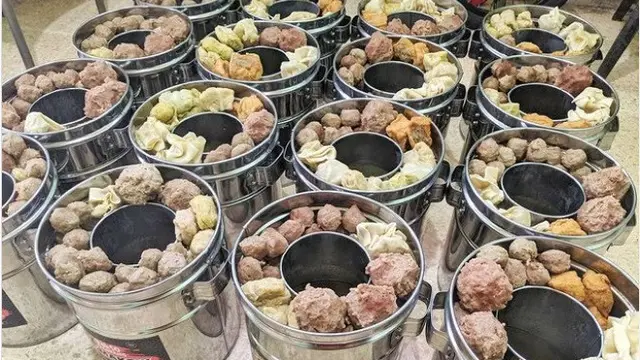 Beli bakso gratis dandang
