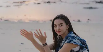 Biasa tampil full makeup, Raline kini tampil fresh dengan pulasan makeup tipis dari complexion, blush on, sampai lipstiknya. [@ralineshah].