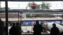 Calon penumpang kereta listrik Commuterline (KRL) saat melintas di dekat proyek pembangunan Stasiun Manggarai, Jakarta, Rabu (22/2/2023). Stasiun Manggarai nantinya akan menjadi stasiun antarmoda yang terintegrasi dengan LRT, Transjakarta dan transportasi umum lainnya serta melayani KA Bandara dan nantinya Kereta Jarak Jauh. (merdeka.com/Iqbal S Nugroho)