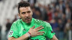Gianluigi Buffon resmi memilih Parma sebagai klub baru untuknya musim depan. Sang Superman diikat kontrak selama dua musim yang berarti ia akan terus bermain hingga usia 45 tahun. (AFP/Valery Hache)