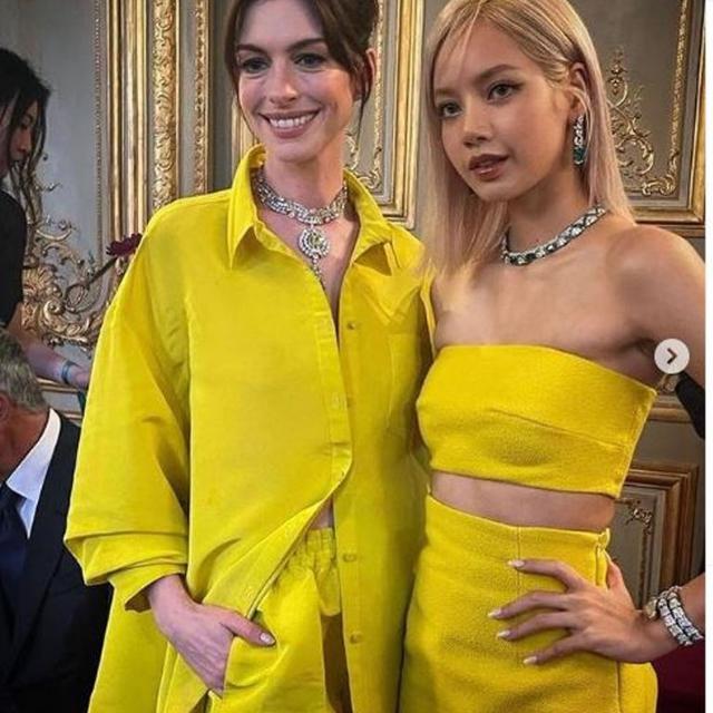 Adu Gaya Anne Hathaway dan Lisa BLACKPINK dalam Busana Serba Kuning
