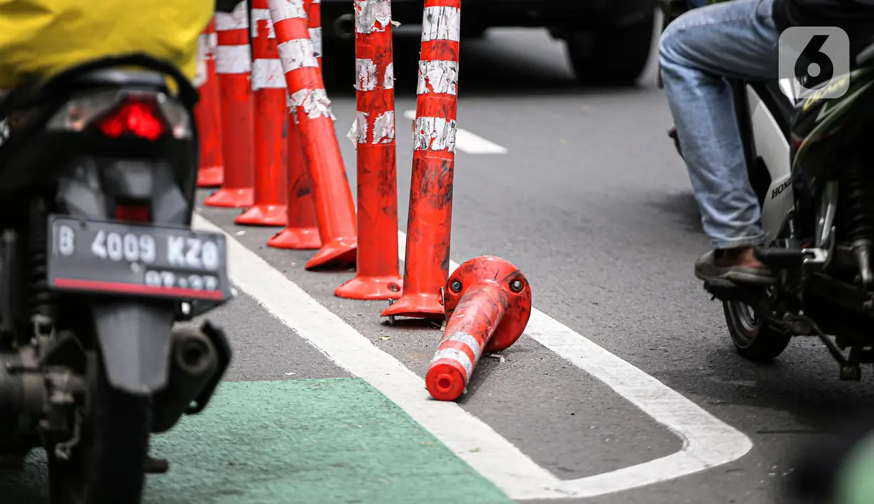 Sejumlah stick cone pembatas jalur sepeda rusak di kawasan Salemba Raya, Jakarta, Jumat (18/11/2022). Stick cone yang terpasang sejak September lalu tersebut terlihat sudah rusak dan tidak terpasang dengan benar, Pemerintah Provinsi DKI menghapus anggaran Rp 38 miliar untuk pembangunan sekitar 500 kilometer jalur sepeda dari rancangan anggaran pendapatan dan belanja daerah (RAPBD) DKI tahun 2023. (Liputan6.com/Faizal Fanani)