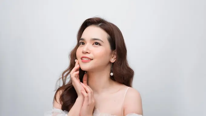 Seorang perempuan sedang berpose menopang dagu (Foto Dok: Freepik/makistock)