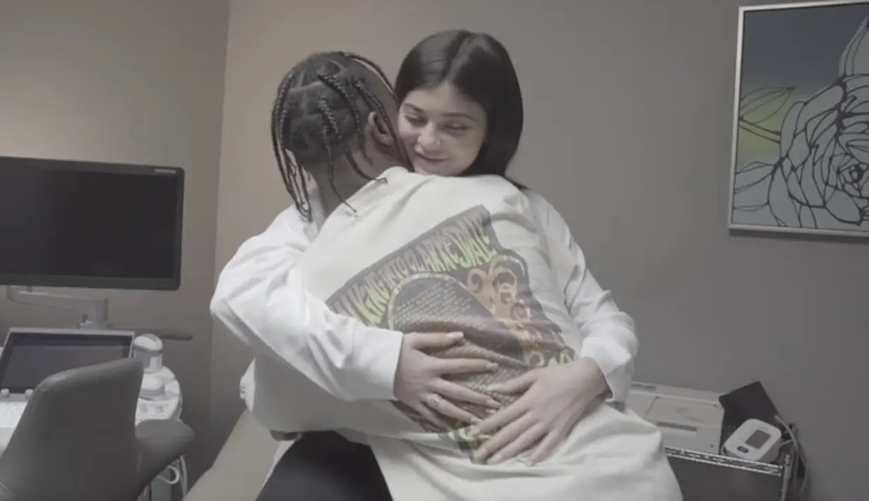 Kylie Jenne r dan Travis Scott sepertinya benar-benar menyukai peran mereka sebagai orangtua. (Youtube)