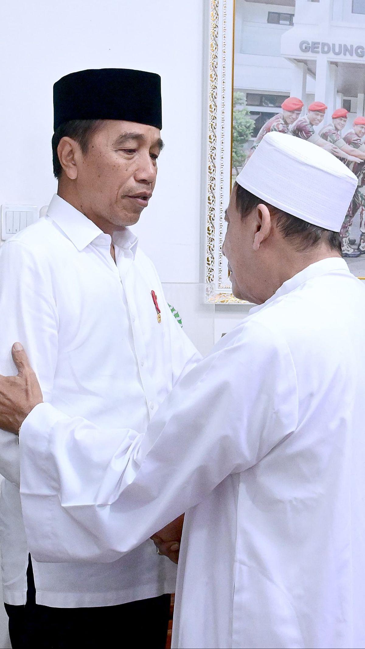 Jokowi  tiba di rumah duka sekitar pukul 11.05 WIB. Dalam momen tersebut Jokowi menyampaikan duka mendalam atas meninggalnya&nbsp;Syarifah Salma.&nbsp;Foto: BPMI Setpres/Muchlis Jr