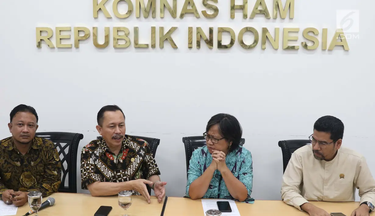 Ketua Komnas HAM, Ahmad Taufan Damanik (kedua kiri) menyampaikan keterangan terkait pelaksanaan Pemilu 2019 di Jakarta, Kamis (18/4). Komnas HAM mengapresiasi seluruh proses hingga pelaksanaan Pemilu 2019 yang dinilai mengakomodir hak-hak minoritas dan disabilitas. (Liputan6.com/Helmi Fithriansyah)